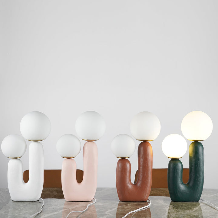 Moderne Bordlampe i Resin og Glas med Naturlige Detaljer