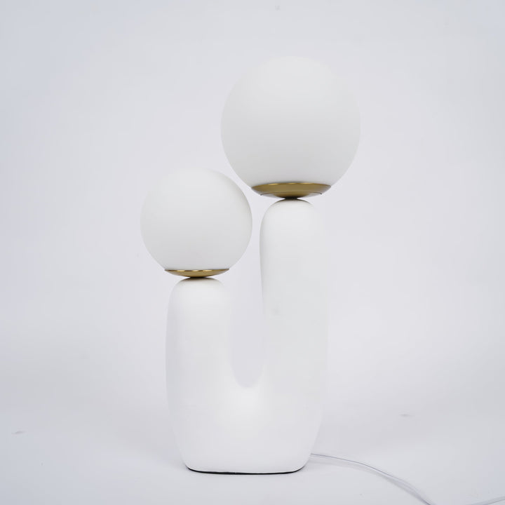 Moderne Bordlampe i Resin og Glas med Naturlige Detaljer
