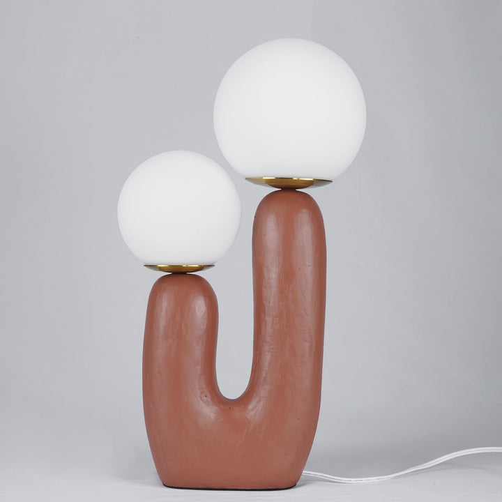 Moderne Bordlampe i Resin og Glas med Naturlige Detaljer