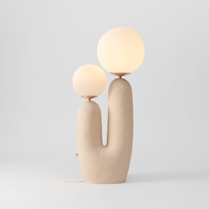 Moderne Bordlampe i Resin og Glas med Naturlige Detaljer