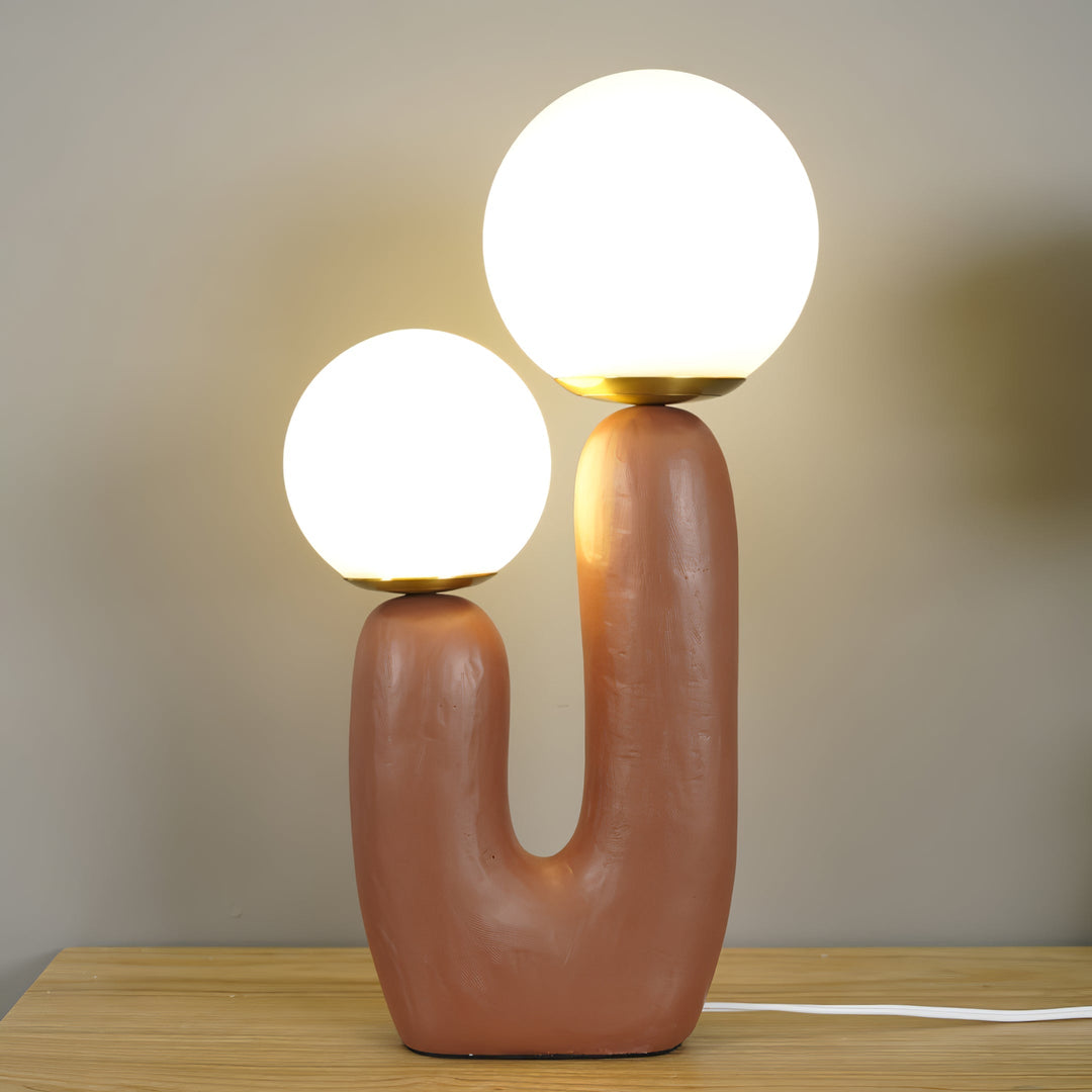 Moderne Bordlampe i Resin og Glas med Naturlige Detaljer