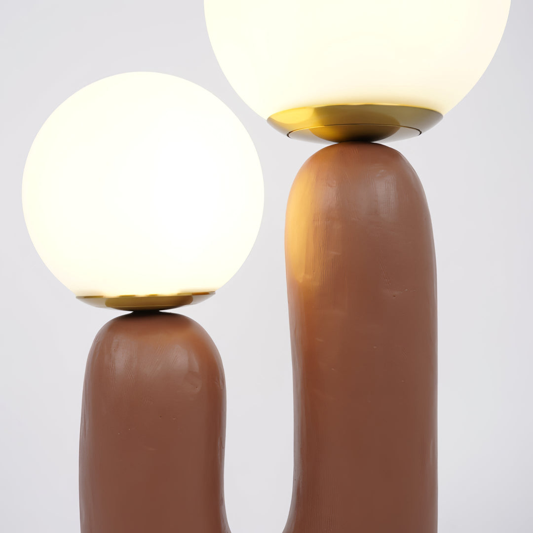 Moderne Bordlampe i Resin og Glas med Naturlige Detaljer