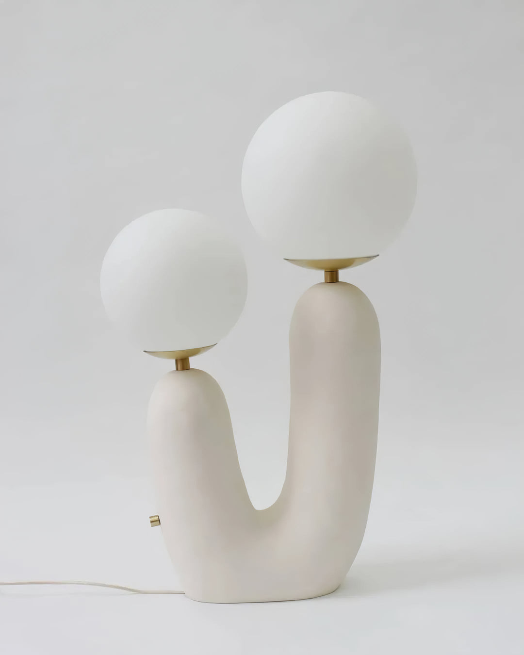Moderne Bordlampe i Resin og Glas med Naturlige Detaljer