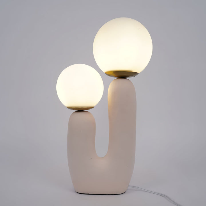 Moderne Bordlampe i Resin og Glas med Naturlige Detaljer