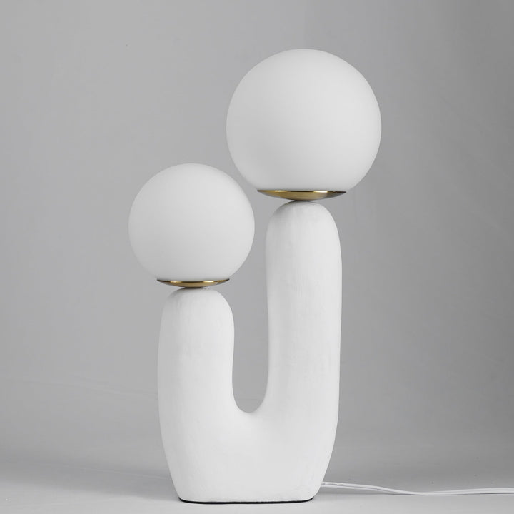 Moderne Bordlampe i Resin og Glas med Naturlige Detaljer