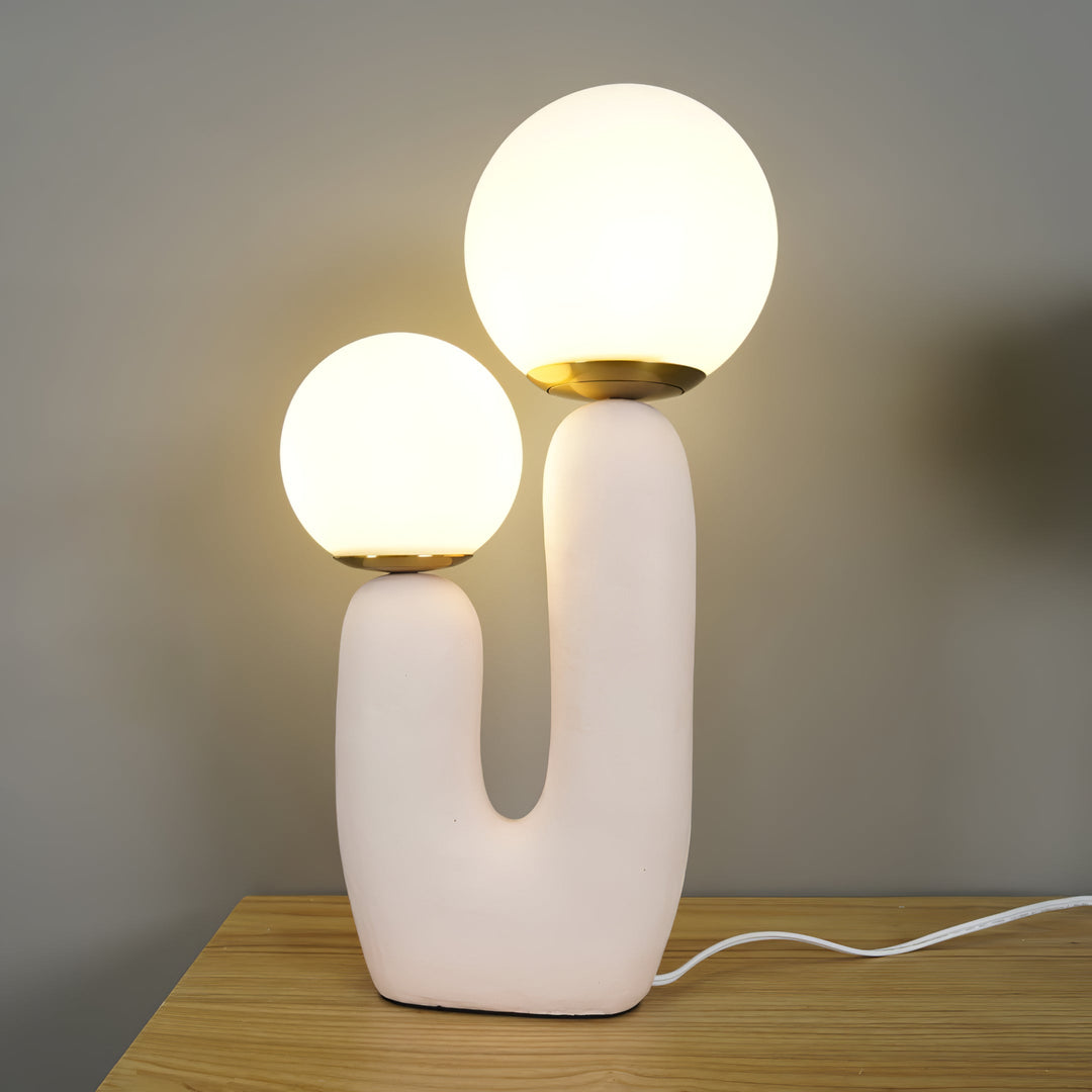 Moderne Bordlampe i Resin og Glas med Naturlige Detaljer