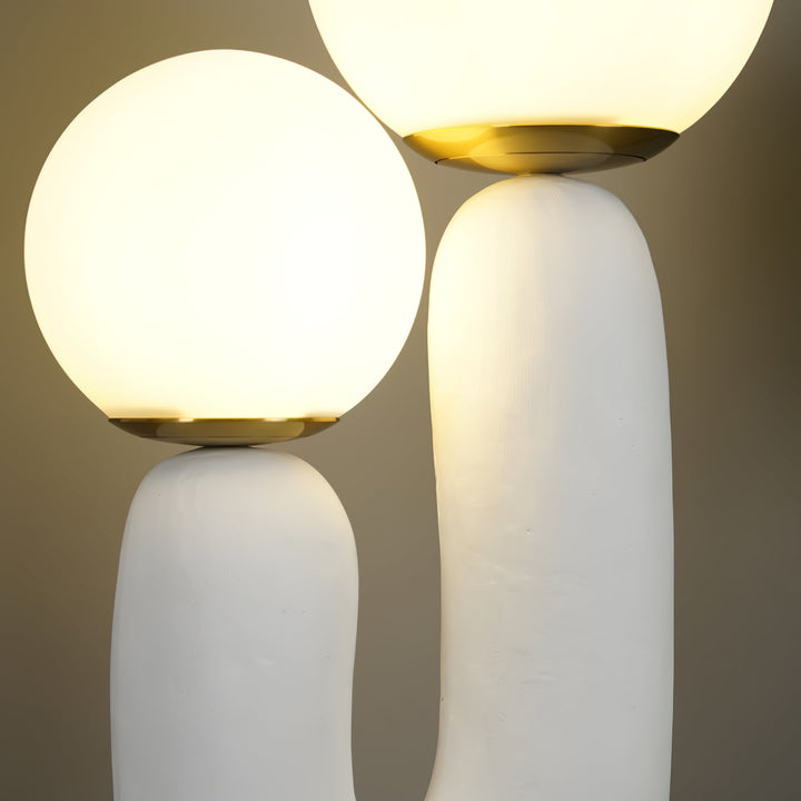 Moderne Bordlampe i Resin og Glas med Naturlige Detaljer