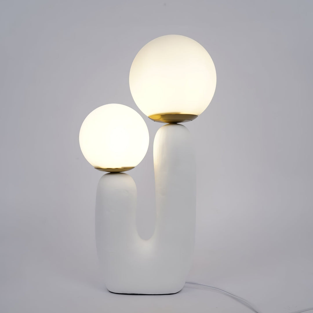 Moderne Bordlampe i Resin og Glas med Naturlige Detaljer