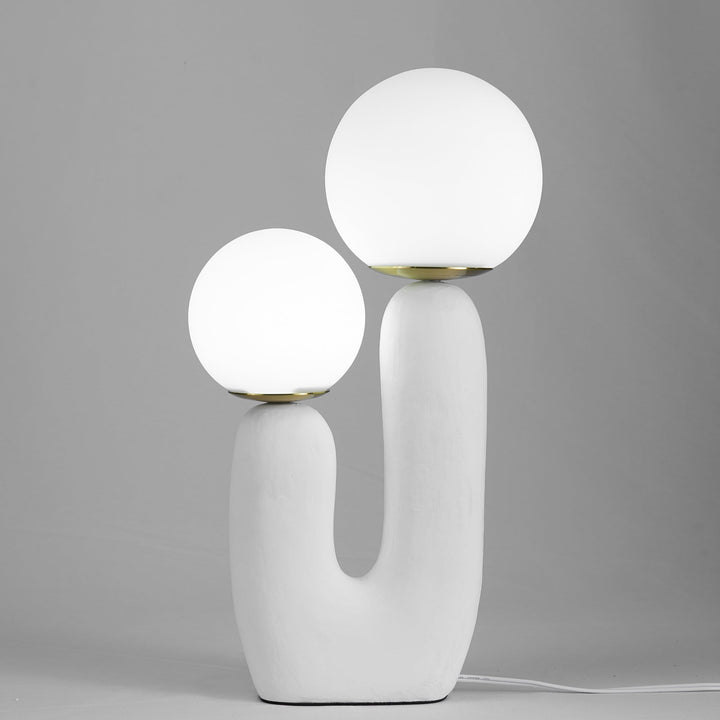 Moderne Bordlampe i Resin og Glas med Naturlige Detaljer