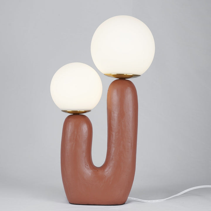 Moderne Bordlampe i Resin og Glas med Naturlige Detaljer