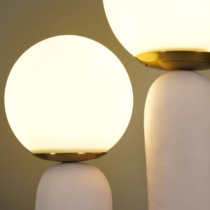 Moderne Bordlampe i Resin og Glas med Naturlige Detaljer