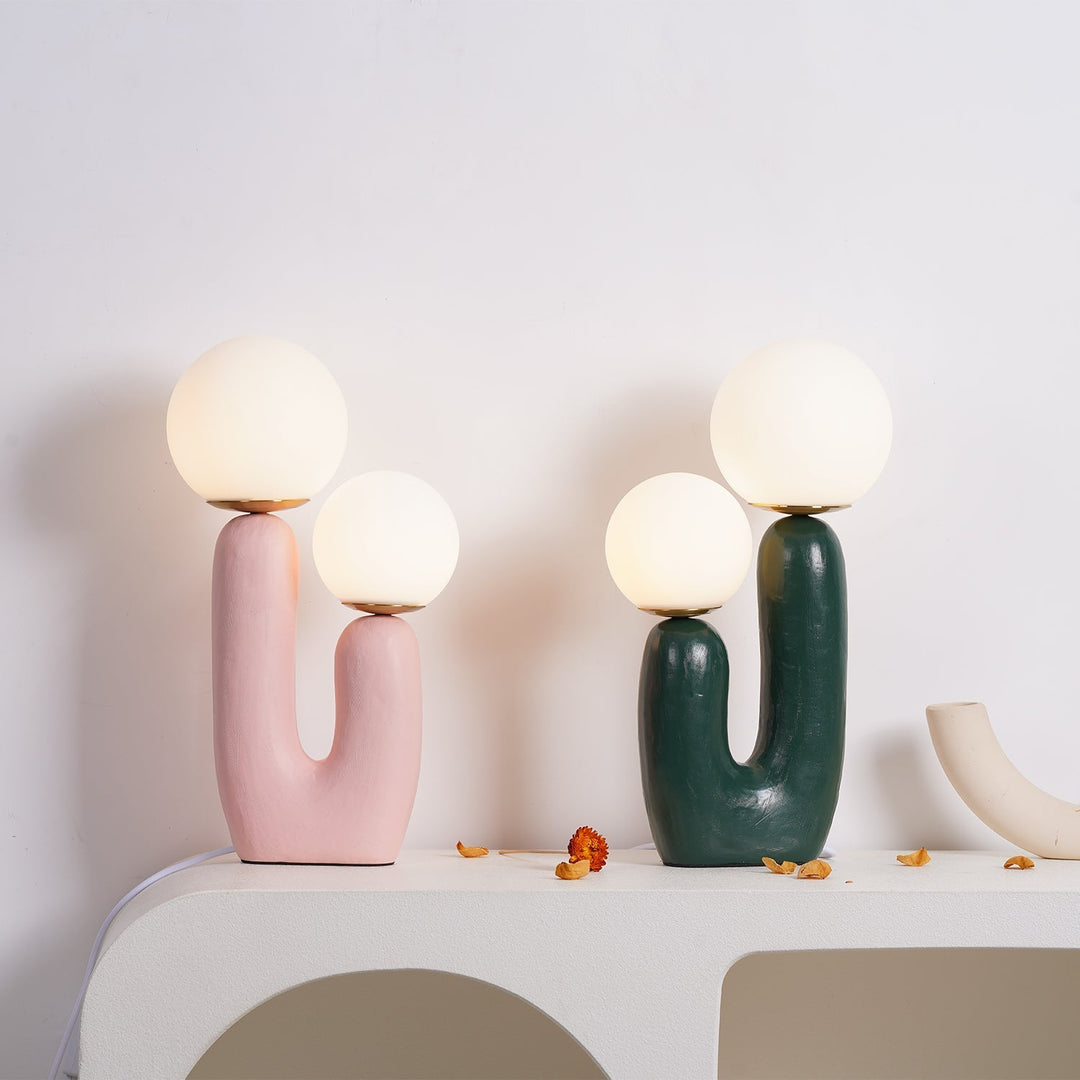 Moderne Bordlampe i Resin og Glas med Naturlige Detaljer