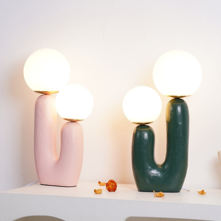 Moderne Bordlampe i Resin og Glas med Naturlige Detaljer