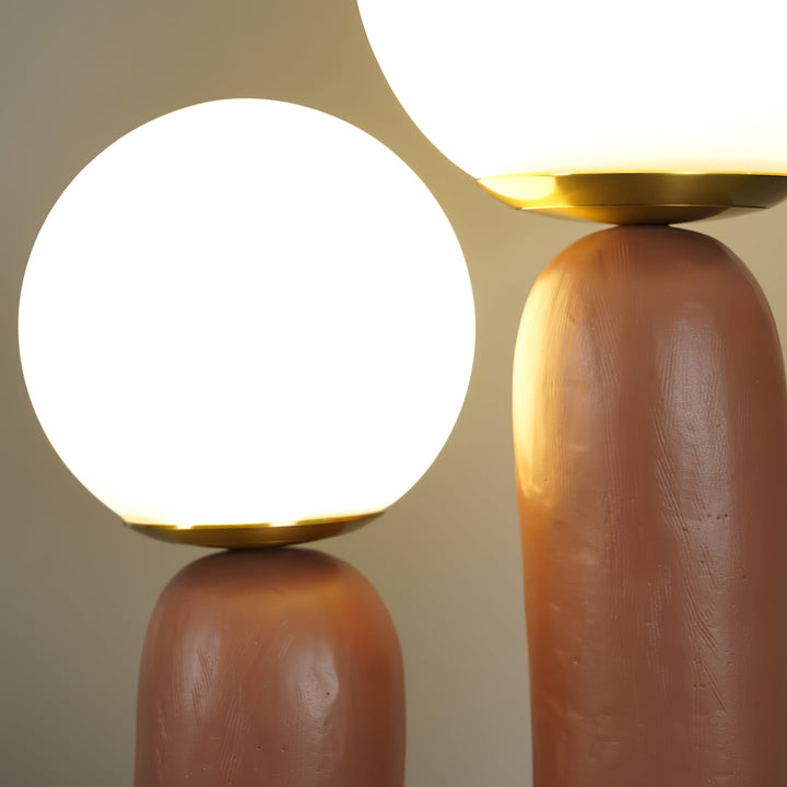 Moderne Bordlampe i Resin og Glas med Naturlige Detaljer
