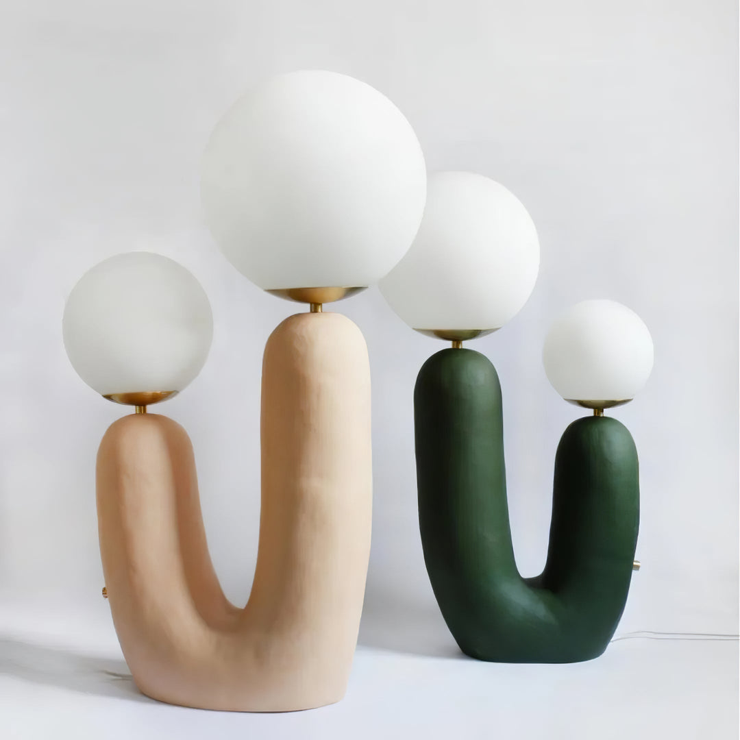 Moderne Bordlampe i Resin og Glas med Naturlige Detaljer