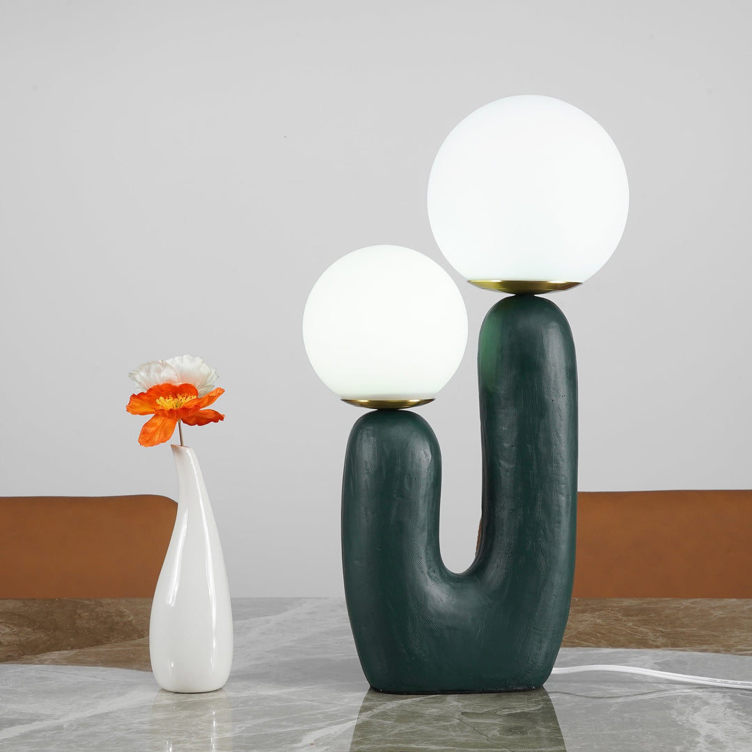 Moderne Bordlampe i Resin og Glas med Naturlige Detaljer