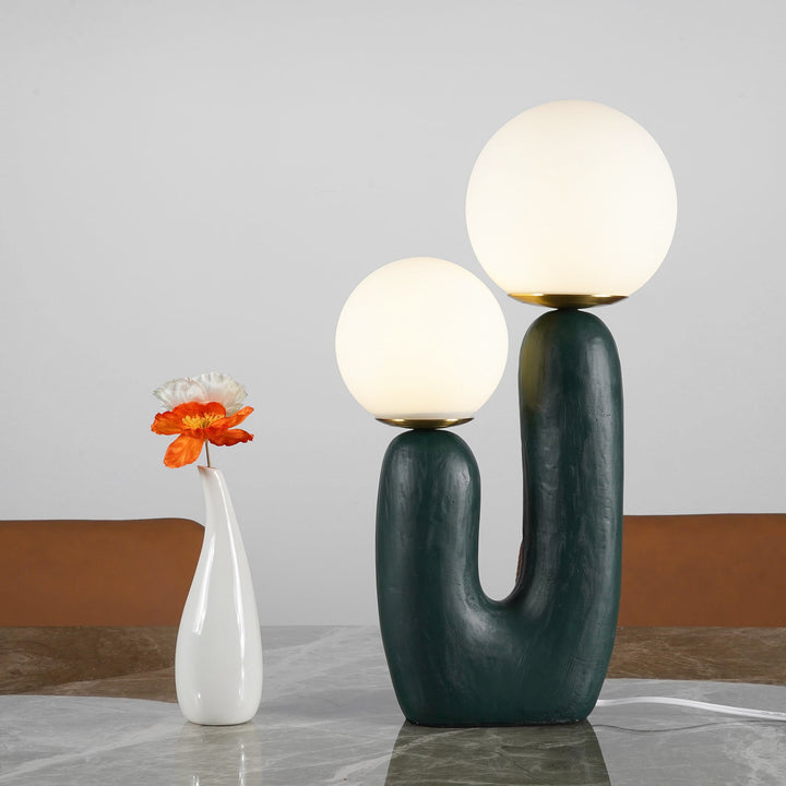 Moderne Bordlampe i Resin og Glas med Naturlige Detaljer