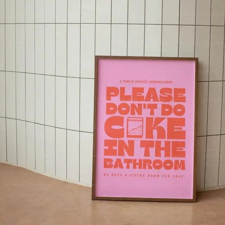 Humoristisk Badeværelsesvægplakat med Farverige Citater og Illustrationer