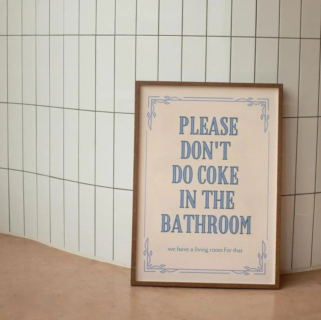 Humoristisk Badeværelsesvægplakat med Farverige Citater og Illustrationer