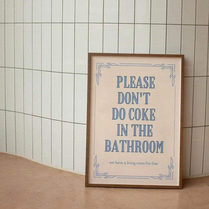 Humoristisk Badeværelsesvægplakat med Farverige Citater og Illustrationer