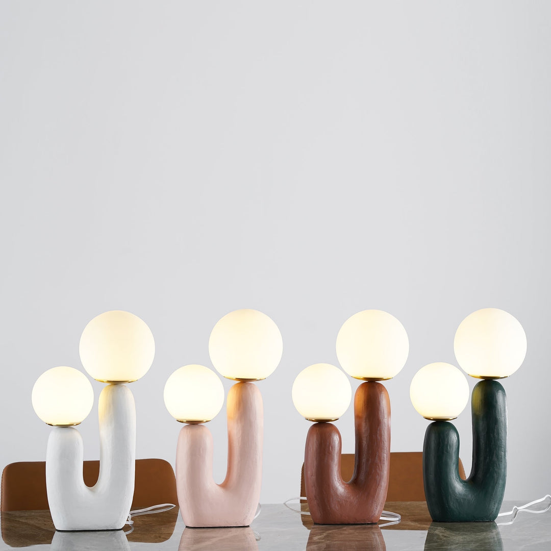 Moderne Bordlampe i Resin og Glas med Naturlige Detaljer