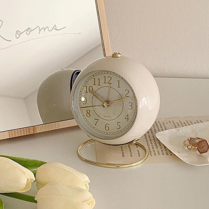 Vintage Rundt Analog Skrivebordsur i Elegant Design