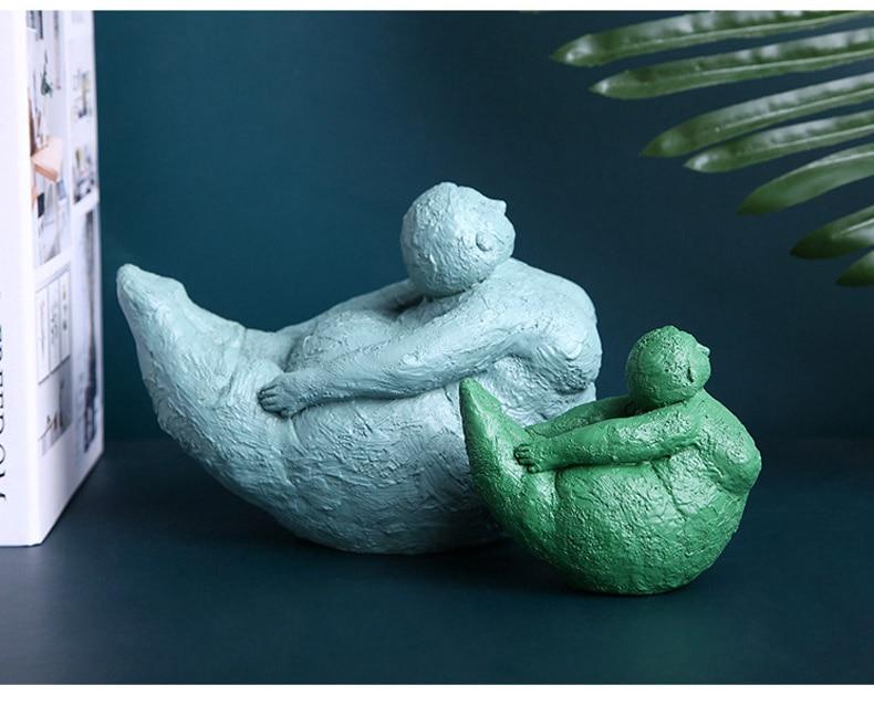 Elegant Flerfarvet Kvindefigur i Resin til Dekoration