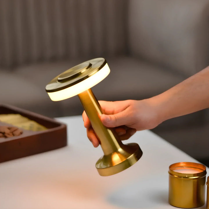 Dæmpbar Trådløs Retro Bordlampe i Metal