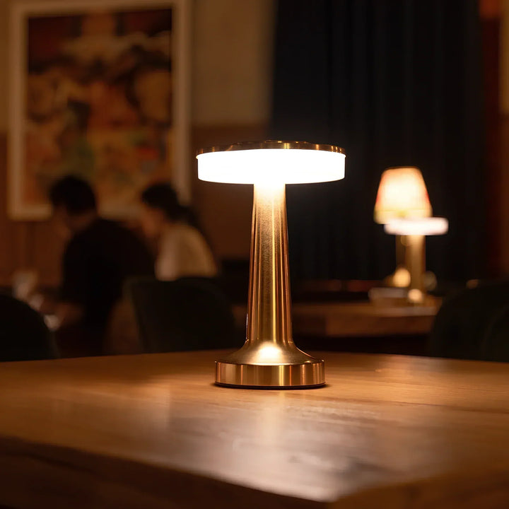 Dæmpbar Trådløs Retro Bordlampe i Metal