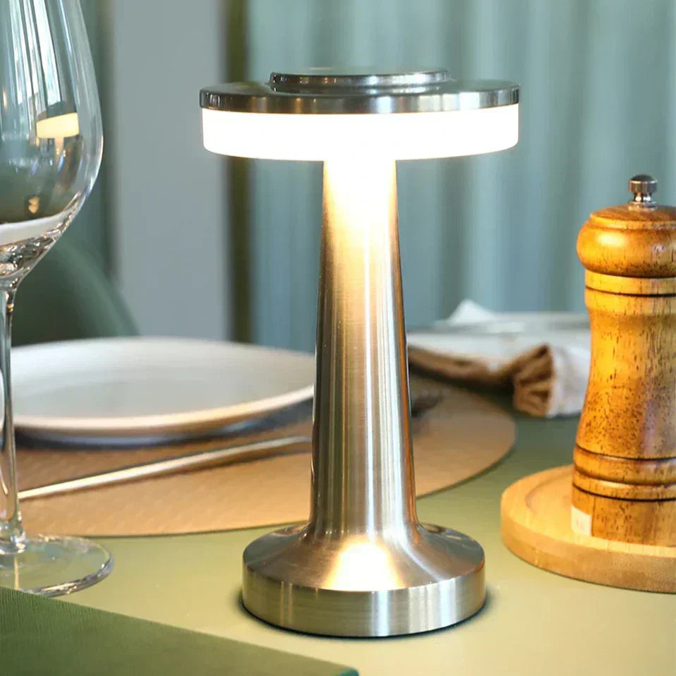 Dæmpbar Trådløs Retro Bordlampe i Metal
