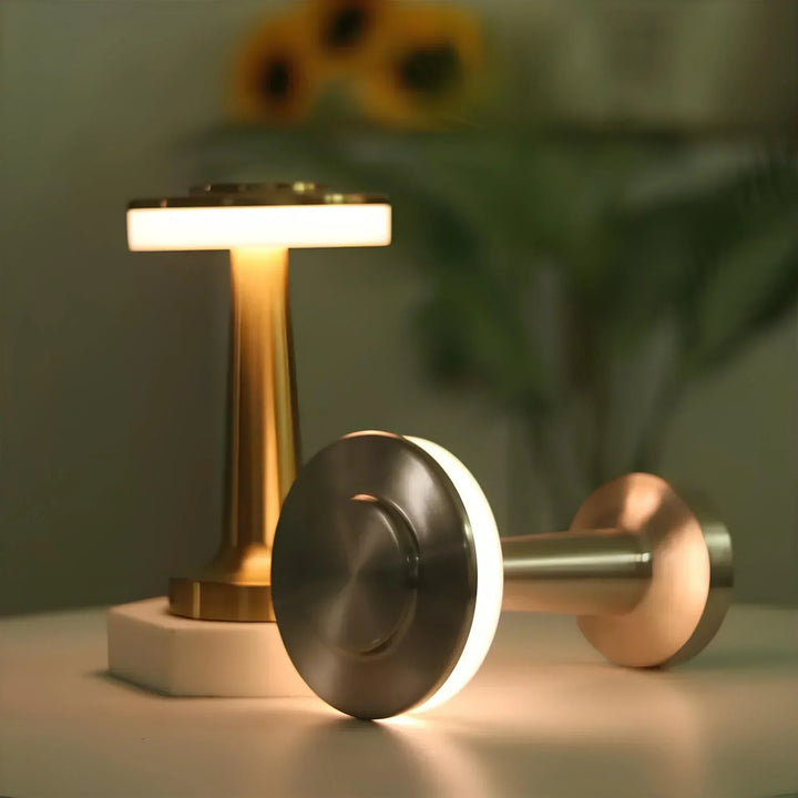 Dæmpbar Trådløs Retro Bordlampe i Metal