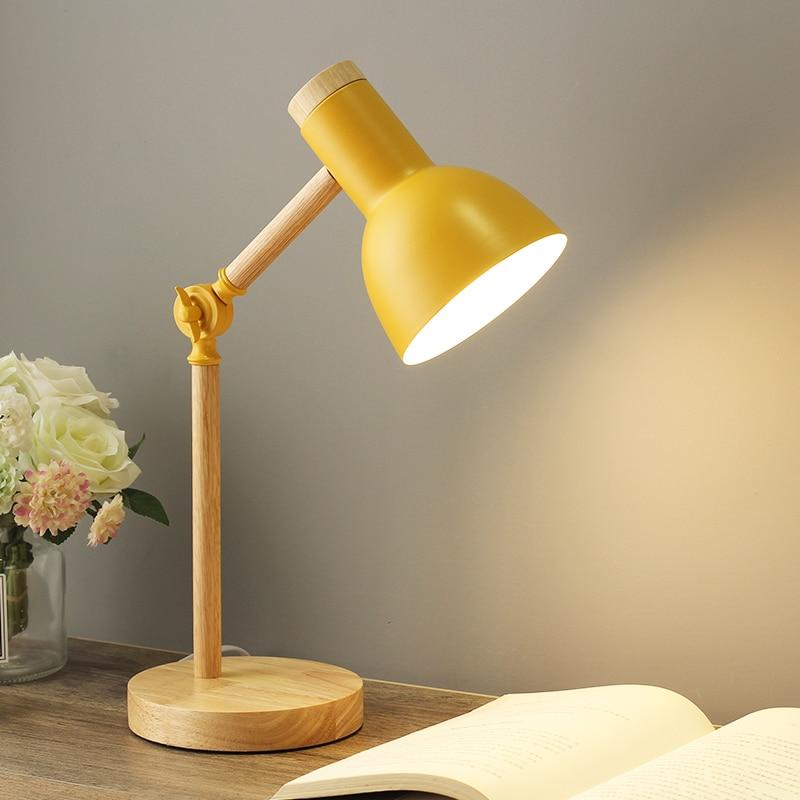 Justerbar Skandinavisk Bordlampe i Træ med Metal Skærm
