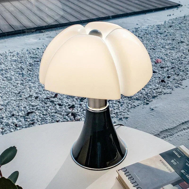 Justerbar Bordlampe i Poleret Stål med LED Lys