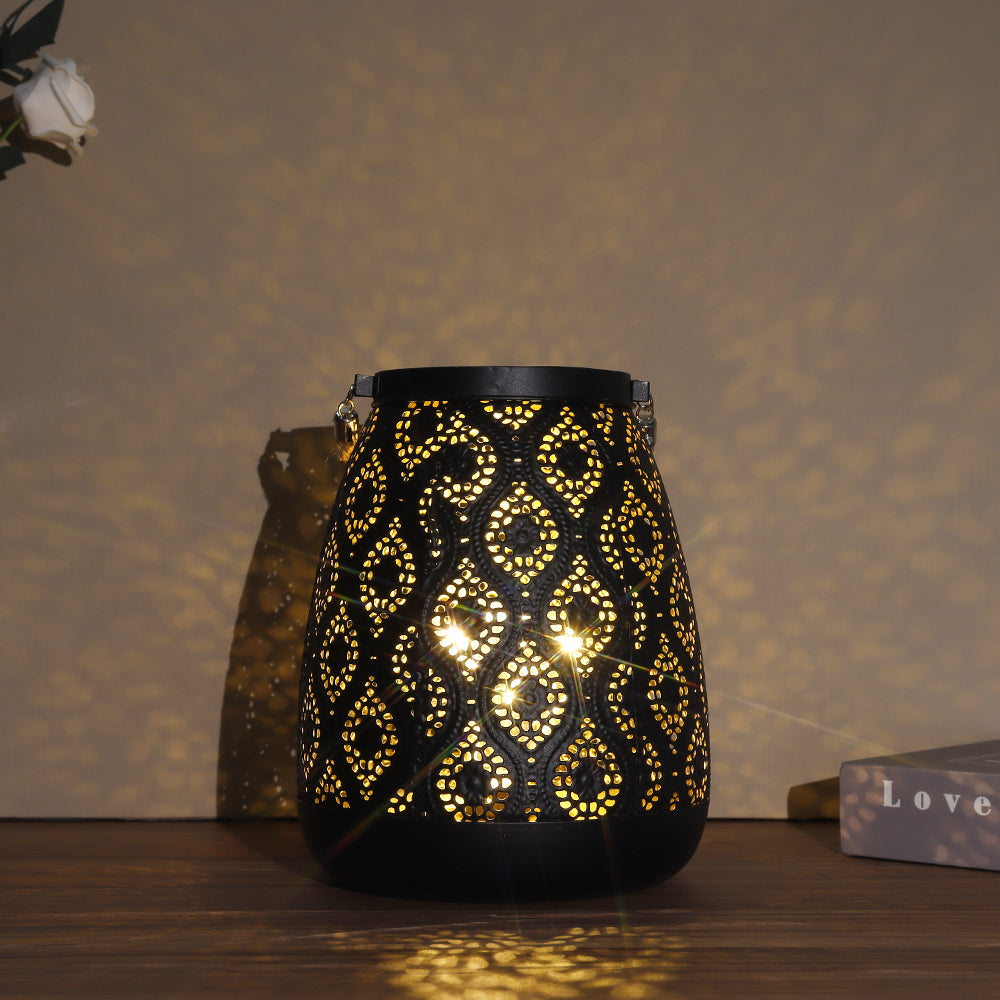 Trådløs Bordlampe i Sort Metal med Geometriske Udsparinger